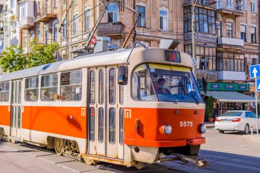 Podil, Kyiv, Ukrayna - 16 Haziran 2021 - Podil, Kyiv mahallesindeki kırmızı eski tramvay