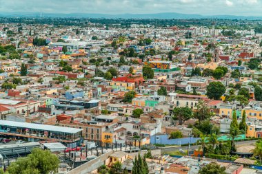 Cholula, Puebla, Meksika - 29 Ağustos 2021 - Cholula Piramidinden Cholula 'daki renkli koloni evlerinin havadan görünüşü