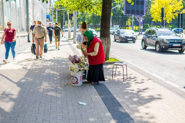 Kiszyniów Mołdawia Czerwca 2021 Autentyczna Fotografia Uliczna Staruszki Sprzedającej Kwiaty — Zdjęcie stockowe