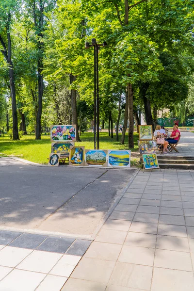 Kišiněv Moldavsko Června 2021 Vertikální Pohled Obchodníky Uměleckými Díly Prodávající — Stock fotografie