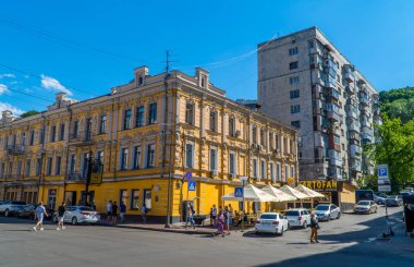 Podil, Kyiv, Ukrayna - 16 Haziran 2021 - Podil bölgesinde sokak fotoğrafçılığı ve geleneksel mimari