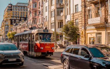 Podil, Kyiv, Ukrayna - 16 Haziran 2021 - Podil, Kyiv bölgesinde sokak fotoğrafçılığı ve klasik kırmızı tramvay