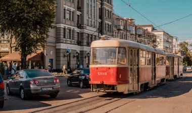 Podil, Kyiv, Ukrayna - 16 Haziran 2021 - insanların, binaların ve geleneksel binaların bulunduğu klasik kırmızı tramvayın sokak fotoğrafçılığı