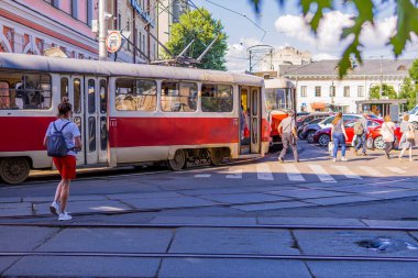 Podil, Kyiv, Ukrayna - 16 Haziran 2021 - Genç bir kadının sokak fotoğrafı ve Podil, Kyiv 'de klasik bir tramvay