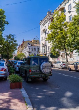 Podil, Kyiv, Ukrayna - 16 Haziran 2021 - Podil Mahallesi 'nde bir Toyota Land Cruiser ve geleneksel mimarinin sokak fotoğrafı