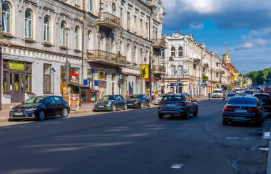 Podil, Kyiv, Ukrayna - 16 Haziran 2021 - Podil bölgesindeki ev ve arabaların sokak manzarası