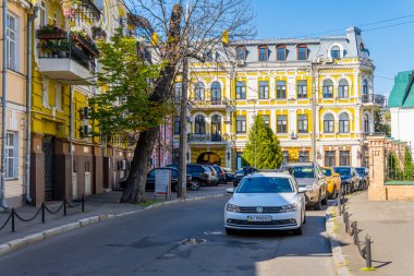 Podil, Kyiv, Ukrayna - 16 Haziran 2021 - Podil 'deki ev ve arabaların sokak manzarası