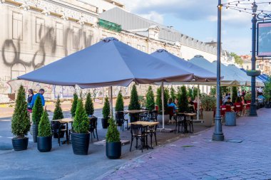 Podil, Kyiv, Ukrayna - 16 Haziran 2021 - Podil mahallesindeki restoranların terasları