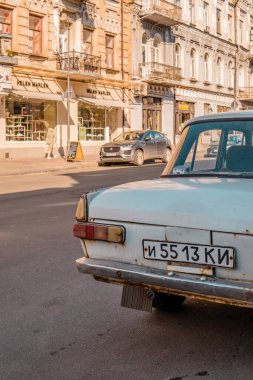 Podil, Kyiv, Ukrayna - 16 Haziran 2021 - Podil 'de eski Lada arabasının dikey sokak fotoğrafı