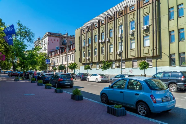 乌克兰基辅Podil 2021年6月16日 在Podil附近街道上拍摄的汽车和传统建筑 — 图库照片