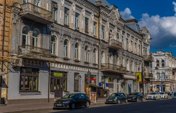 Podil, Kyiv, Ukrayna - 16 Haziran 2021 - Podil bölgesindeki geleneksel ev ve arabaların sokak manzarası