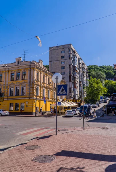 Podil Kyiv Ukraine June 2021 Vertical Street Photography Cars Traditional — Stock Photo, Image
