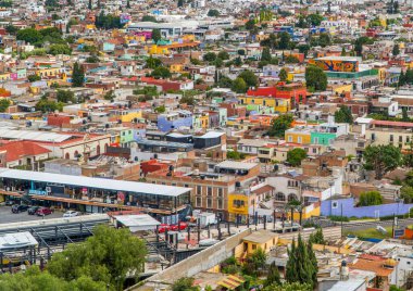 Cholula, Puebla, Meksika - 29 Ağustos 2021 - Cholula Piramidinden Cholula 'daki renkli evlerin havadan görünüşü