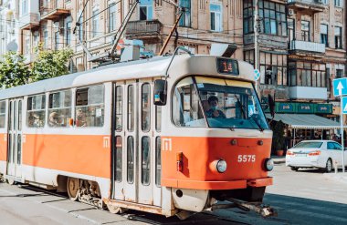 Podil, Kyiv, Ukrayna - 16 Haziran 2021 - Podil, Kyiv bölgesinde klasik kırmızı tramvay