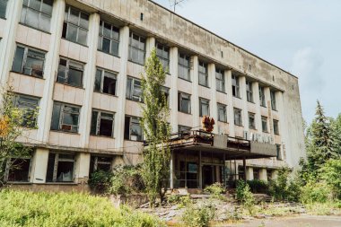 Pripyat, Ukrayna - 10 Haziran 2021 - Sovyet şehri Pripyat 'ın belediye binası - 1986 yılında Çernobil felaketinin ardından terk edildi.