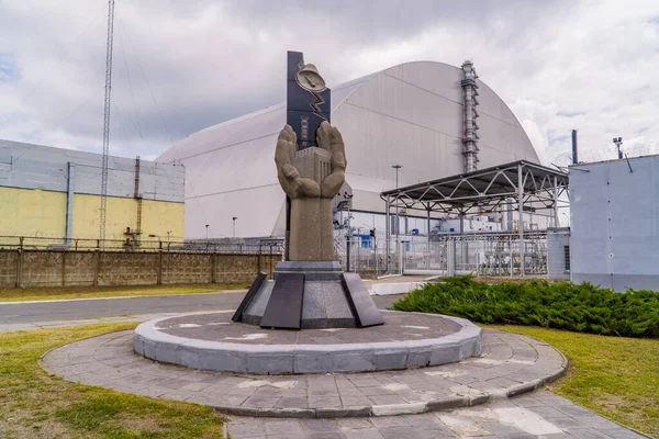 ウクライナプリピャト2021年6月10日 チェルノブイリ原子力発電所4号機の前に新しい安全な閉じ込めを持つチェルノブイリ記念碑 — ストック写真