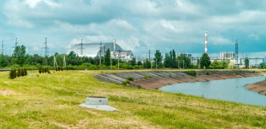 Pripyat, Ukrayna - 10 Haziran 2021 - Çernobil enerji santralinin panorama manzarası
