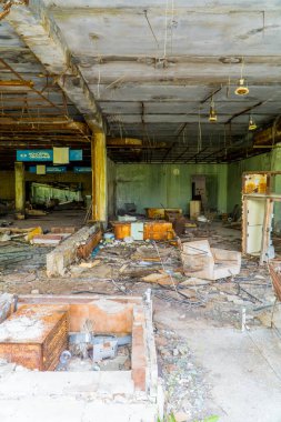 Pripyat, Ukrayna - 10 Haziran 2021 - Pripyat şehrindeki terk edilmiş bir süpermarkette - 1986 Çernobil faciasından sonra tahliye edildi