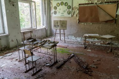 Pripyat, Ukrayna - 10 Haziran 2021 - Çernobil Yasak Bölgesi 'nde terk edilmiş bir okulun içindeki sınıf