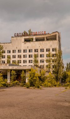 Pripyat, Ukrayna - 10 Haziran 2021 - Pripyat şehrindeki terk edilmiş bir Sovyet otelinin dikey görüntüsü - 1986 Çernobil faciasından sonra boşaltıldı