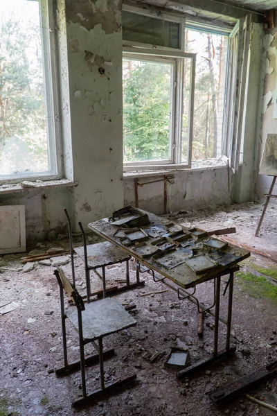 Pripyat Ουκρανία Ιουνίου 2021 Πάγκοι Μια Τάξη Μέσα Ένα Εγκαταλελειμμένο — Φωτογραφία Αρχείου