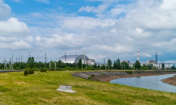 ウクライナ プリピャト2021年6月10日 チェルノブイリ原子力発電所4号機の新しい安全な閉じ込めによるパノラマビュー — ストック写真