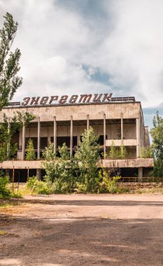 Pripyat, Ukrayna - 10 Haziran 2021 - Pripyat kentindeki terk edilmiş bir Sovyet kamu binasının dikey görüntüsü - 1986 Çernobil faciasından sonra boşaltıldı