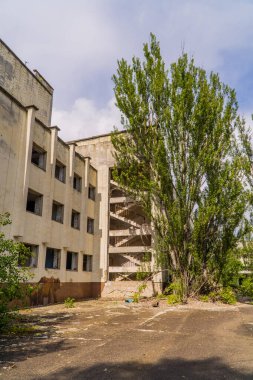 Pripyat, Ukrayna - 10 Haziran 2021 - Pripyat kentindeki terk edilmiş bir Sovyet kamu binasının dikey görüntüsü - 1986 Çernobil faciasından sonra boşaltıldı