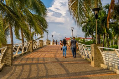 Puerto Vallarta, Meksika - 12 Eylül 2021 Romantik Bölge 'de bir köprüde yürüyen bir çift