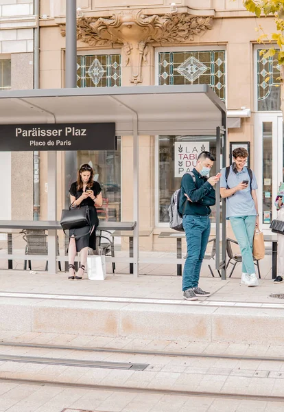 Λουξεμβούργο Πόλη Ιουλίου 2021 Κάθετη Φωτογραφία Των Ανθρώπων Στάση Τραμ — Φωτογραφία Αρχείου