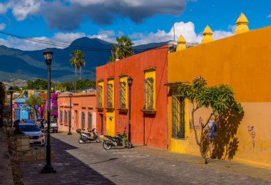 Oaxaca, Meksika - 7 Kasım 2021 - merkezde güzel renkli koloni evleri olan bir cadde