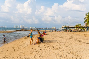 Puerto Vallarta, Meksika - 12 Eylül 2021 - Vallarta 'daki Romantik Bölge' de Playa de los Muertos 'ta insanların gizli çekimleri