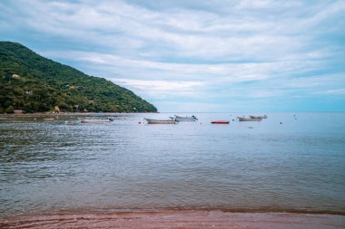 Yelapa, Meksika - 17 Eylül 2021 - Uzak ormanlık sahil kasabası Yelapa, Jalisco 'da gün batımı manzaralı yağmur mevsiminde