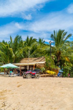 Yelapa, Meksika - 17 Eylül 2021 - Uzak orman sahil kasabası Yelapa, Jalisco 'daki bir avlu ve sahil kulübelerinin dikey görüntüsü