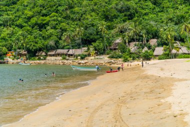Yelapa, Meksika - 17 Eylül 2021 - Yelapa, Jalisco, Meksika 'da tenha bir orman kasabasındaki çocukların panoramik manzarası