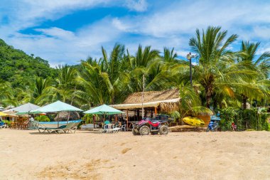 Yelapa, Meksika - 17 Eylül 2021 - Uzak orman sahil kasabası Yelapa, Jalisco 'daki avlu ve sahil kulübeleri