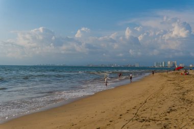 Puerto Vallarta, Meksika - 12 Eylül 2021 - Olas Altas Plajı 'ndaki balıkçılar