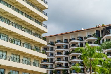 Puerto Vallarta, Meksika - 12 Eylül 2021 - Romantik Bölgedeki modern binalar