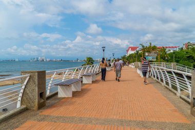 Puerto Vallarta, Meksika - 12 Eylül 2021 - Playa Olas Altas yakınlarındaki bir köprüde yürüyen insanlar