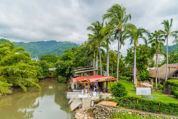 Puerto Vallarta Mexiko Září 2021 Lidé Staví Dům Řece Vallartě — Stock fotografie