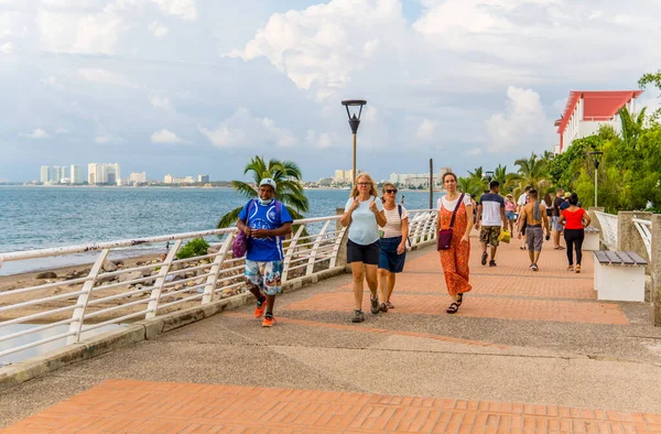 Puerto Vallarta, Meksika - 12 Eylül 2021 - İnsanlar romantik bölgede Pasifik gezinti alanında yürüyorlar