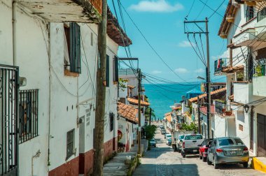 Puerto Vallarta, Meksika - 12 Eylül 2021 - Puerto Vallarta, Jalisco 'nun merkezindeki yokuş yukarı bir caddenin sokak fotoğrafı