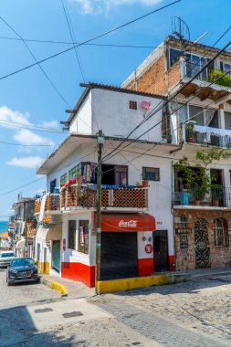 Puerto Vallarta, Meksika - 12 Eylül 2021 - Tarihi merkezde kapalı dükkan ile geleneksel evlerin dikey sokak çekimi