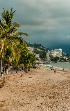 Puerto Vallarta, Meksika - 12 Eylül 2021 - Romantik Bölgedeki Playa de los Muertos dikey görünümü