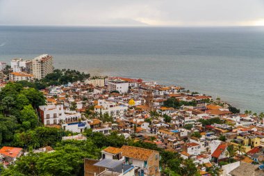 Puerto Vallarta, Meksika - 15 Eylül 2021 - Kasvetli bir günde Mirador La Cruz del Cerro 'dan görülen Puerto Vallarta, Jalisco' nun panoramik hava günbatımı manzarası