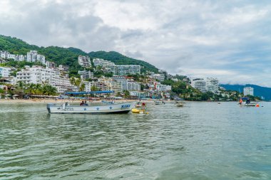 Puerto Vallarta, Meksika - 19 Eylül 2021 - Playa los Muertos ve arka plandaki binalarla Pasifik 'teki küçük teknelerin panoramik görüntüsü