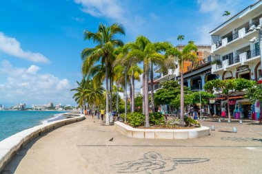 Puerto Vallarta, Meksika - 19 Eylül 2021 - Malecon kıyısı Pasifik 'te Puerto Vallarta, Jalisco' nun merkezinde geziniyor.