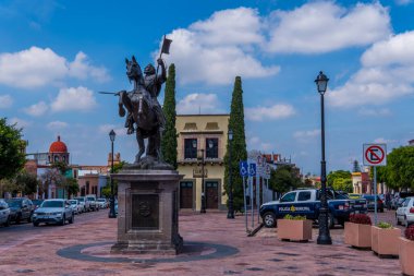 Queretaro, Meksika - 7 Eylül 2021 - Queretaro şehir merkezinde koloni evleri, heykel ve polis kamyonu