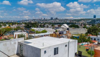 Queretaro, Meksika - 7 Eylül 2021 - Güneşli bir günde Mirador de los Arcos 'tan Santiago de Queretaro' nun panoramik manzarası