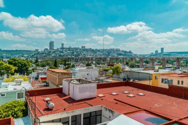 Queretaro, Meksika - 7 Eylül 2021 - Santiago de Queretaro şehrinin panoramik manzarası Queretaro Aqueduct ile Mirador de los Arcos 'tan görüldü.
